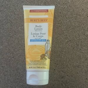 Burt’s Bees // body lotion milk & honey 🍯